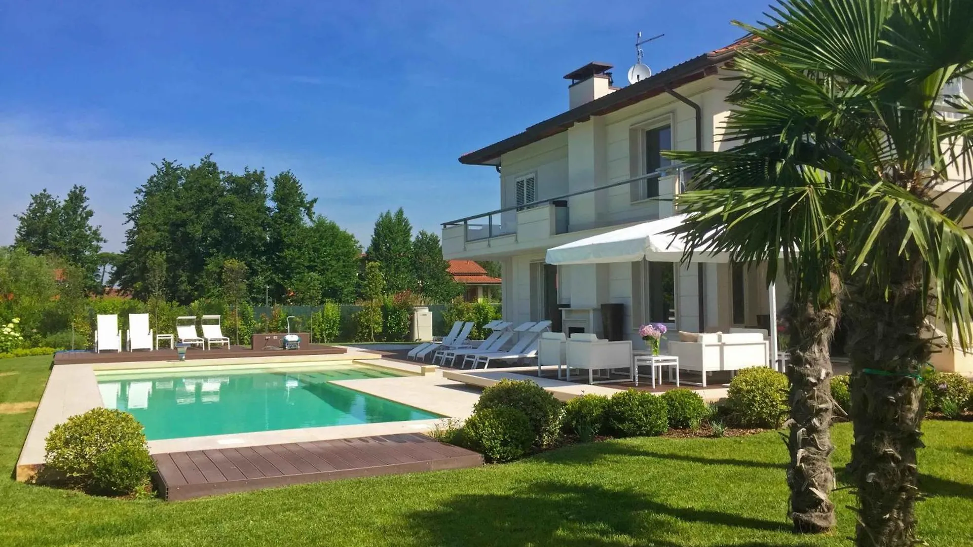 Luxurious Modern Villa With Refreshing Pool Forte dei Marmi
