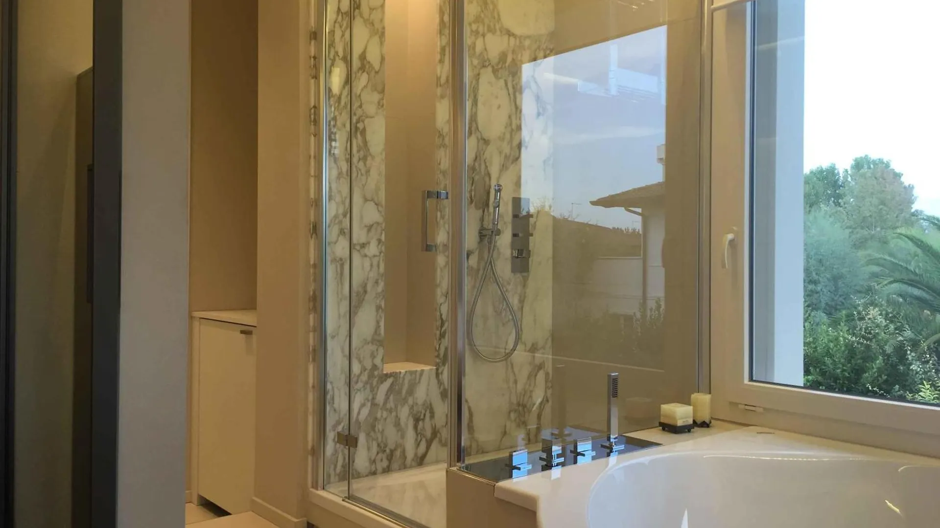 Luxurious Modern Villa With Refreshing Pool Forte dei Marmi