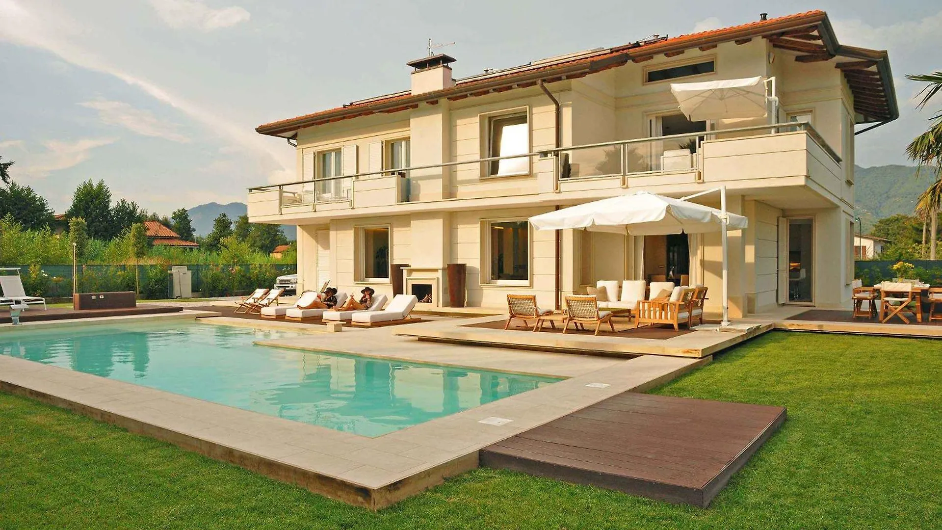 Luxurious Modern Villa With Refreshing Pool Forte dei Marmi