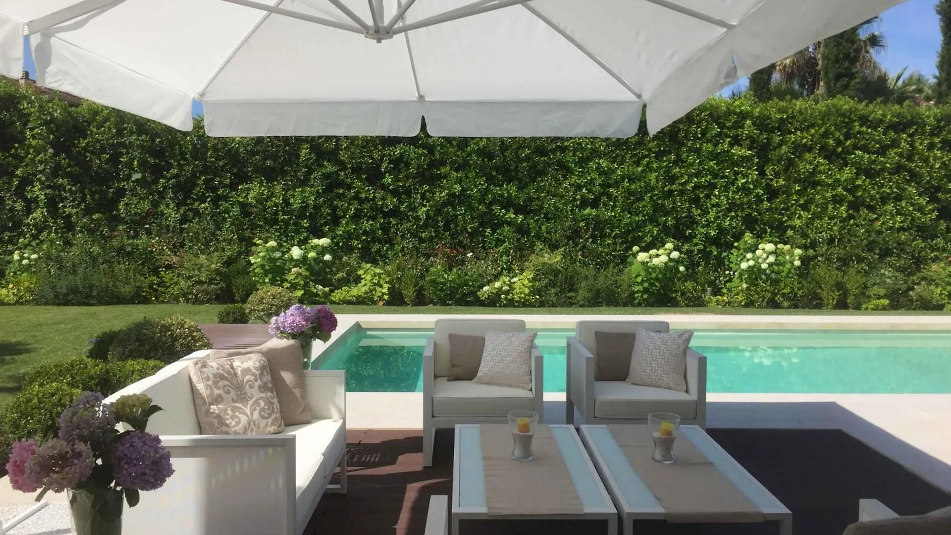 Luxurious Modern Villa With Refreshing Pool Forte dei Marmi Italia