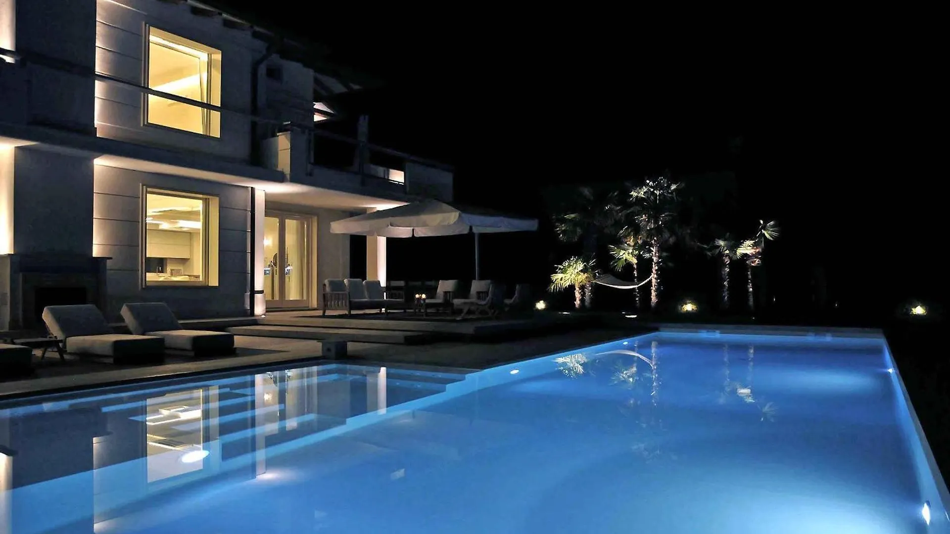 Luxurious Modern Villa With Refreshing Pool Forte dei Marmi