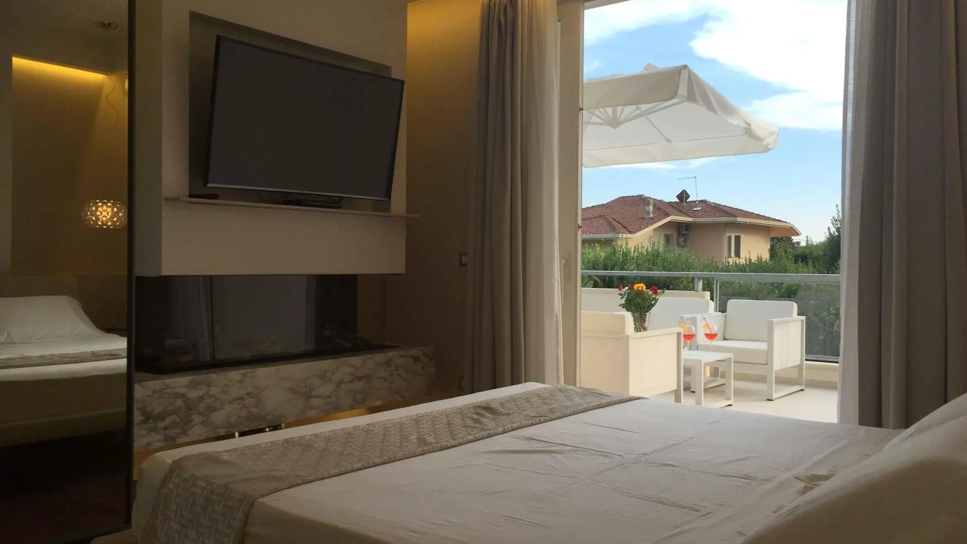Luxurious Modern Villa With Refreshing Pool Forte dei Marmi