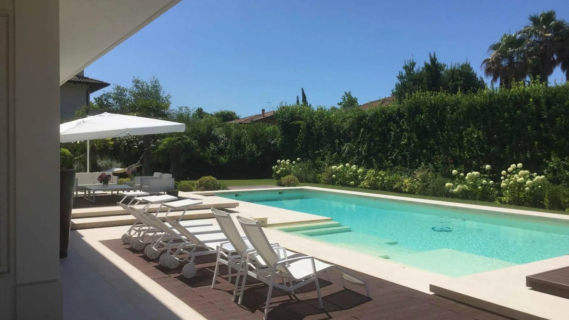 Luxurious Modern Villa With Refreshing Pool Forte dei Marmi
