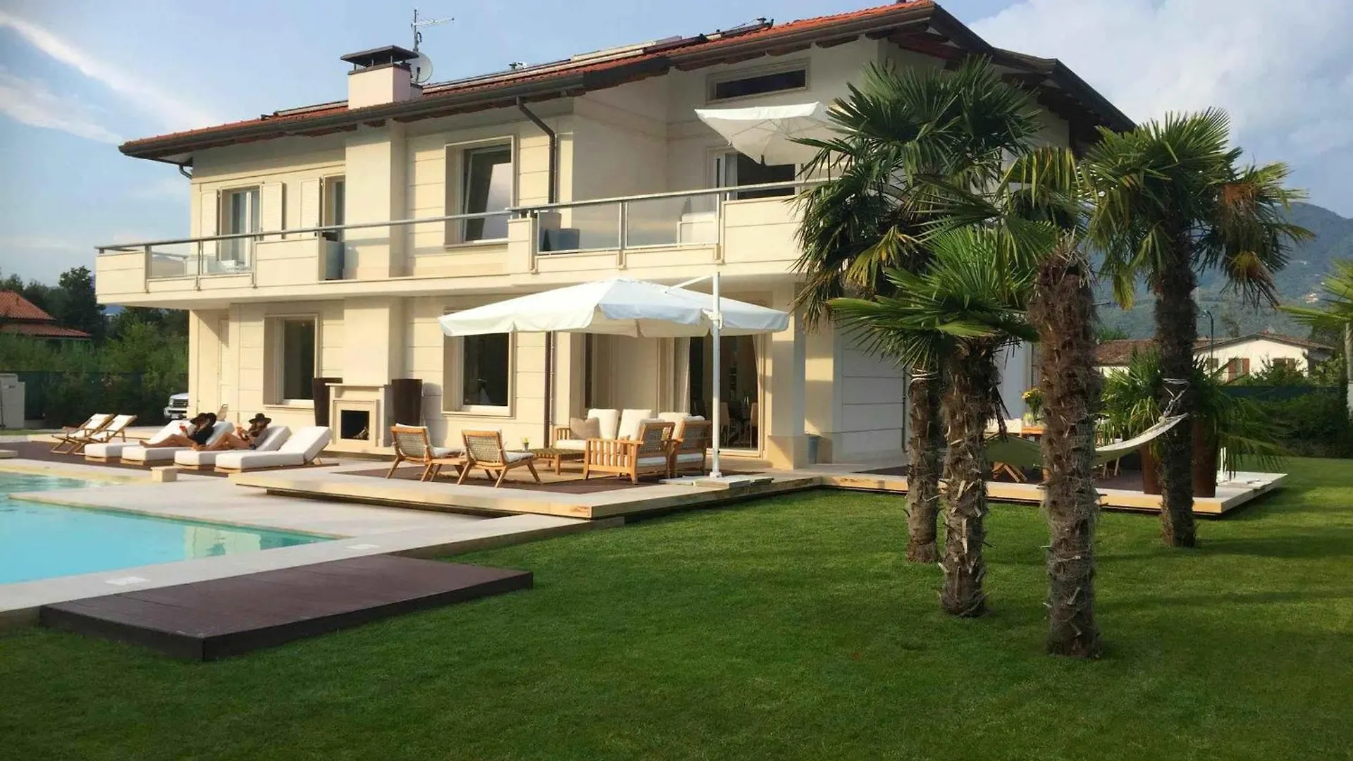 Luxurious Modern Villa With Refreshing Pool Forte dei Marmi
