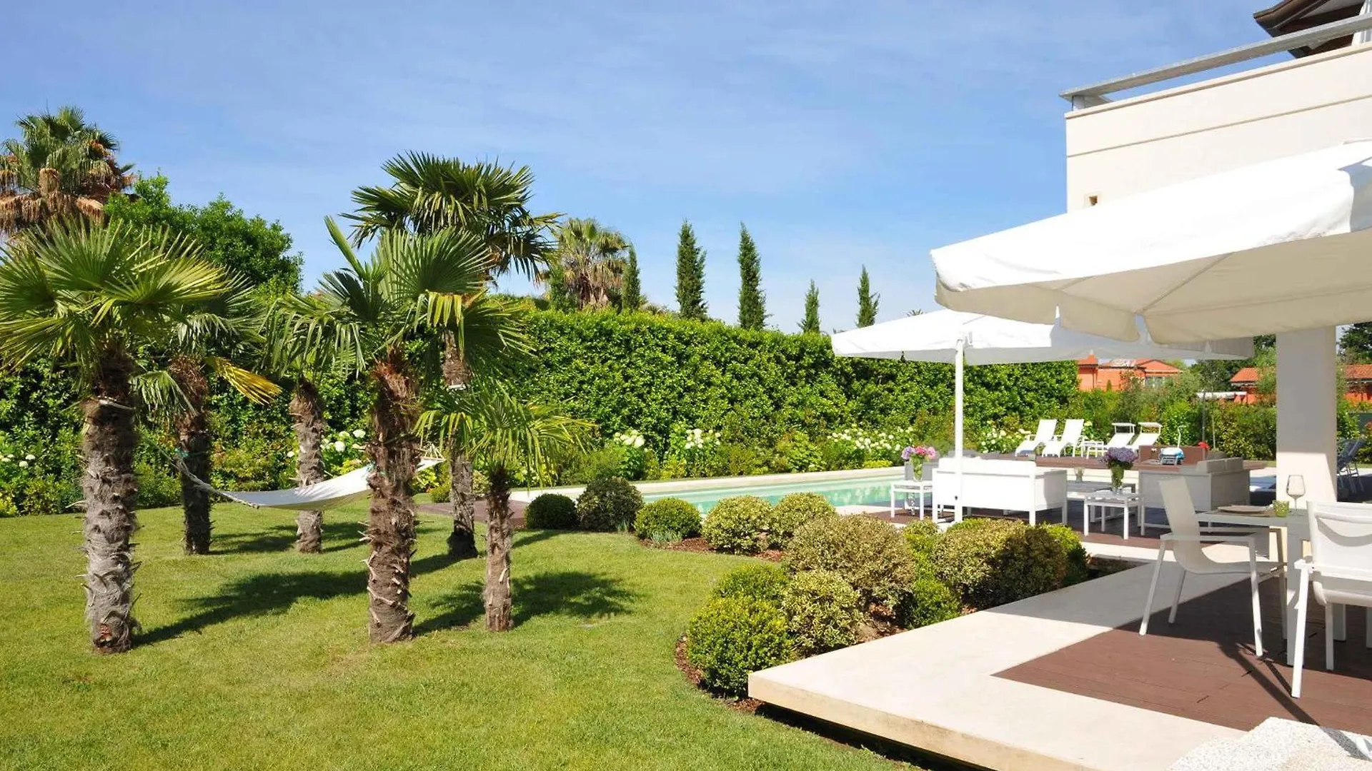 Luxurious Modern Villa With Refreshing Pool Forte dei Marmi